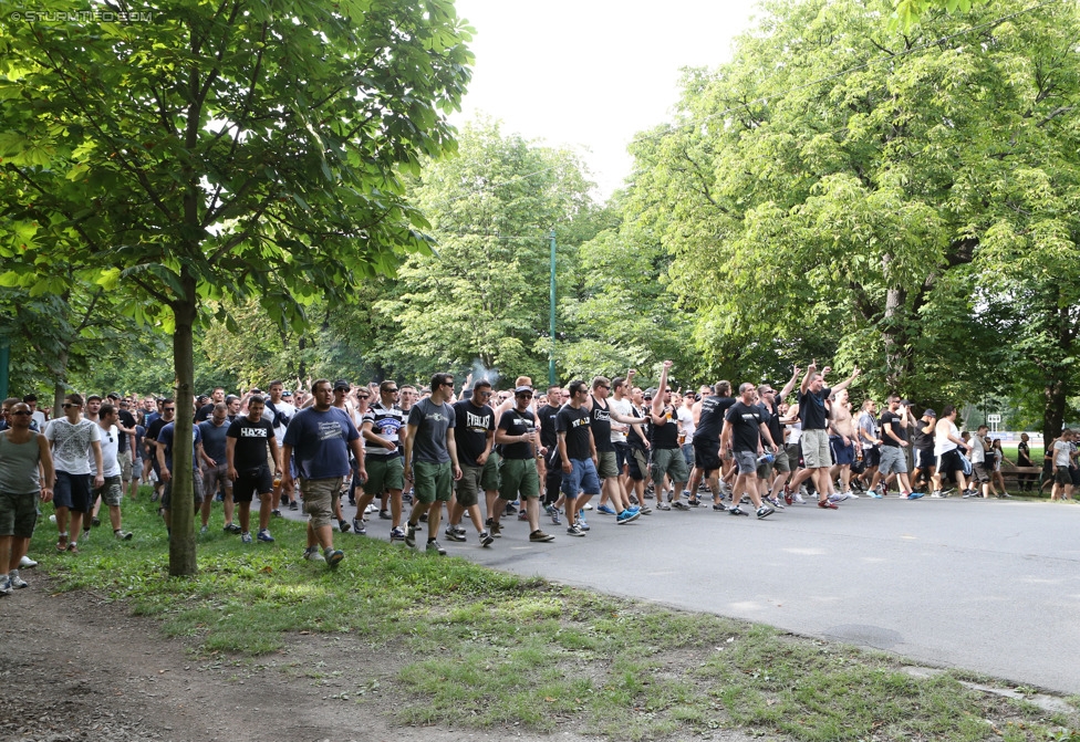 Rapid - Sturm Graz
Oesterreichische Fussball Bundesliga, 4. Runde, SK Rapid Wien - SK Sturm Graz, Ernst-Happel-Stadion Wien, 09.08.2014. 

Foto zeigt Fans von Sturm beim Corteo und Polizei
