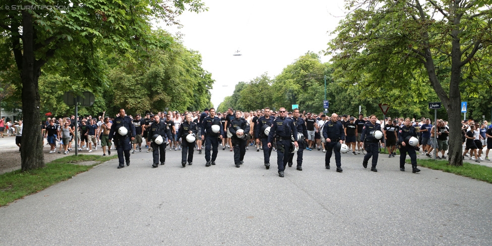 Rapid - Sturm Graz
Oesterreichische Fussball Bundesliga, 4. Runde, SK Rapid Wien - SK Sturm Graz, Ernst-Happel-Stadion Wien, 09.08.2014. 

Foto zeigt Fans von Sturm beim Corteo und Polizei
