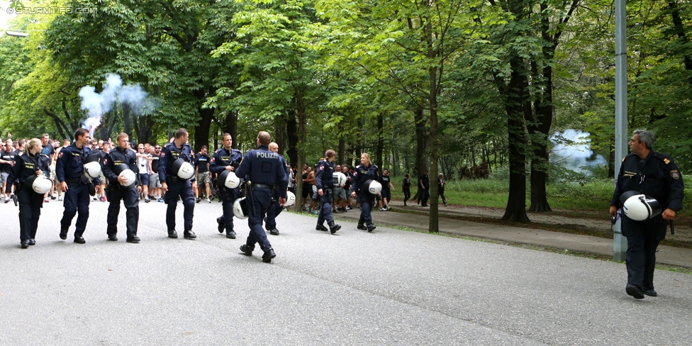 Rapid - Sturm Graz
Oesterreichische Fussball Bundesliga, 4. Runde, SK Rapid Wien - SK Sturm Graz, Ernst-Happel-Stadion Wien, 09.08.2014. 

Foto zeigt Fans von Sturm beim Corteo und Polizei
