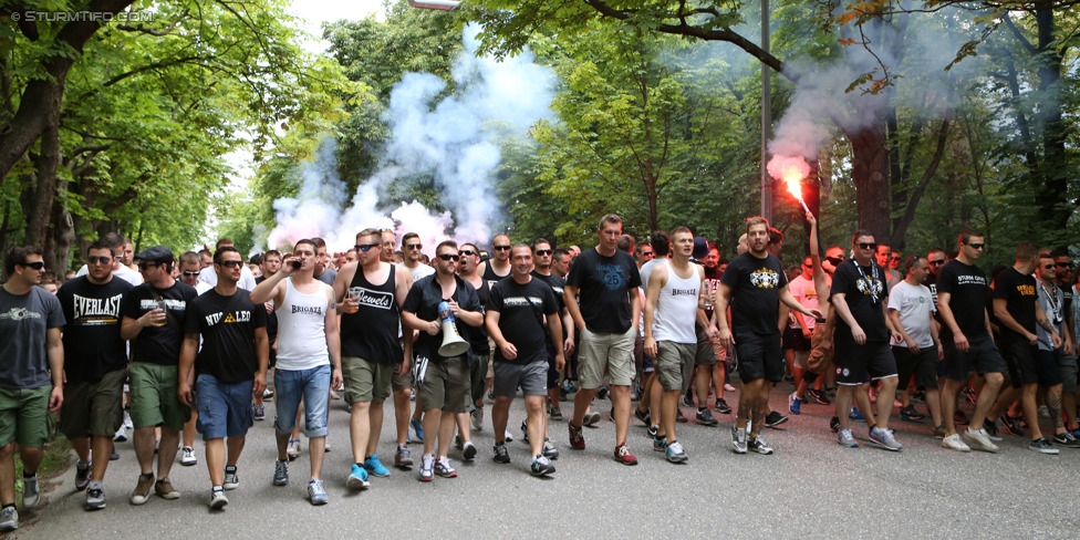 Rapid - Sturm Graz
Oesterreichische Fussball Bundesliga, 4. Runde, SK Rapid Wien - SK Sturm Graz, Ernst-Happel-Stadion Wien, 09.08.2014. 

Foto zeigt Fans von Sturm beim Corteo 
Schlüsselwörter: pyrotechnik