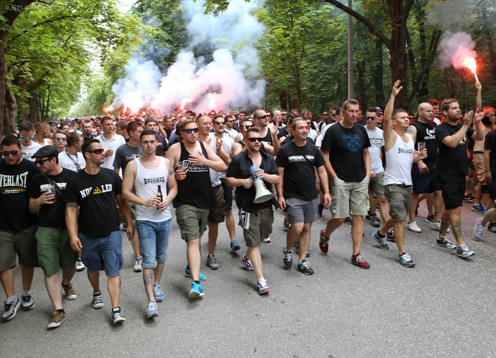 Rapid - Sturm Graz
Oesterreichische Fussball Bundesliga, 4. Runde, SK Rapid Wien - SK Sturm Graz, Ernst-Happel-Stadion Wien, 09.08.2014. 

Foto zeigt Fans von Sturm beim Corteo 
Schlüsselwörter: pyrotechnik