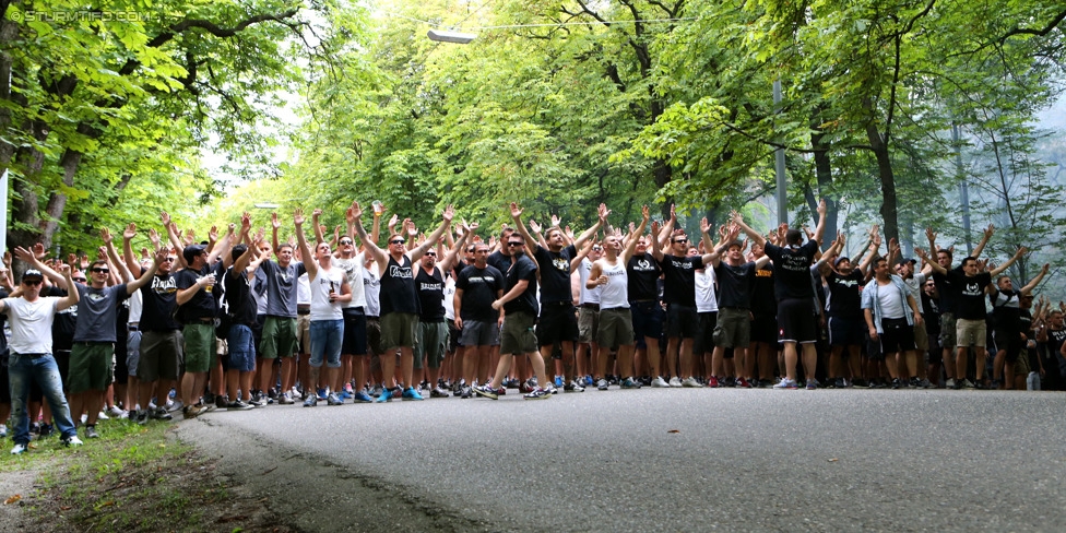 Rapid - Sturm Graz
Oesterreichische Fussball Bundesliga, 4. Runde, SK Rapid Wien - SK Sturm Graz, Ernst-Happel-Stadion Wien, 09.08.2014. 

Foto zeigt Fans von Sturm beim Corteo 
