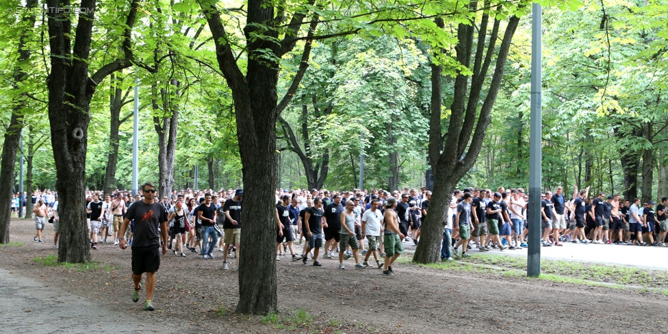 Rapid - Sturm Graz
Oesterreichische Fussball Bundesliga, 4. Runde, SK Rapid Wien - SK Sturm Graz, Ernst-Happel-Stadion Wien, 09.08.2014. 

Foto zeigt Fans von Sturm beim Corteo 
