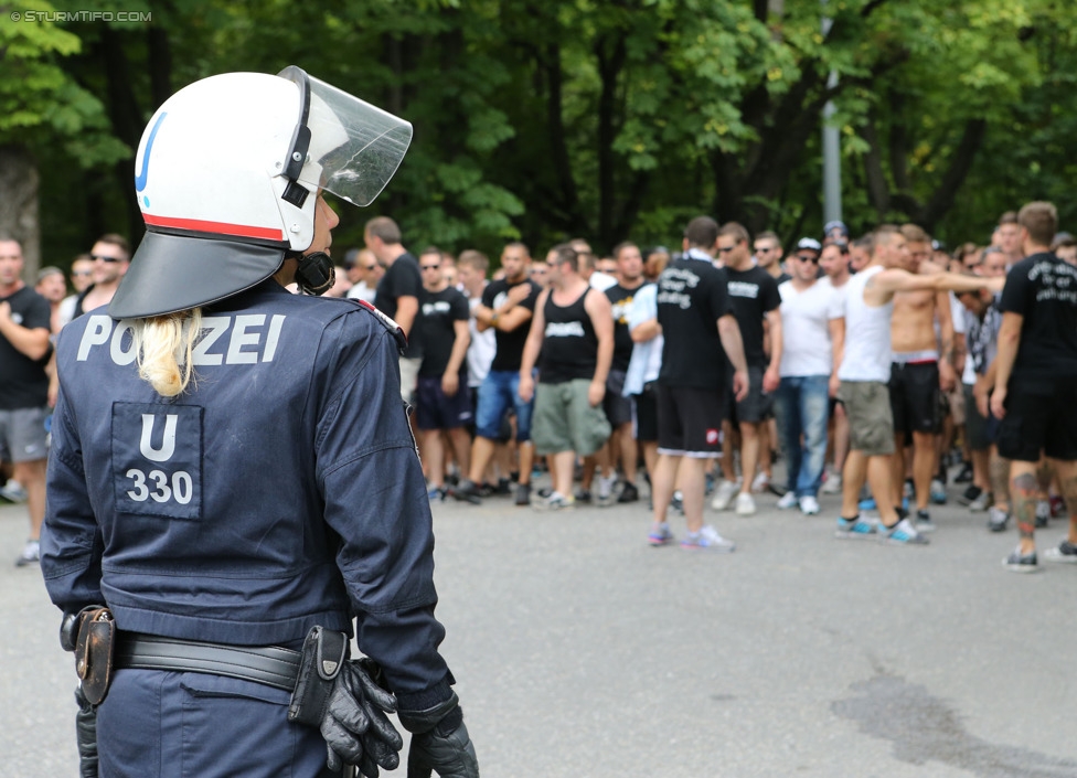 Rapid - Sturm Graz
Oesterreichische Fussball Bundesliga, 4. Runde, SK Rapid Wien - SK Sturm Graz, Ernst-Happel-Stadion Wien, 09.08.2014. 

Foto zeigt Fans von Sturm beim Corteo und Polizei
