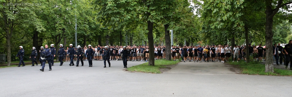 Rapid - Sturm Graz
Oesterreichische Fussball Bundesliga, 4. Runde, SK Rapid Wien - SK Sturm Graz, Ernst-Happel-Stadion Wien, 09.08.2014. 

Foto zeigt Fans von Sturm beim Corteo und Polizei
