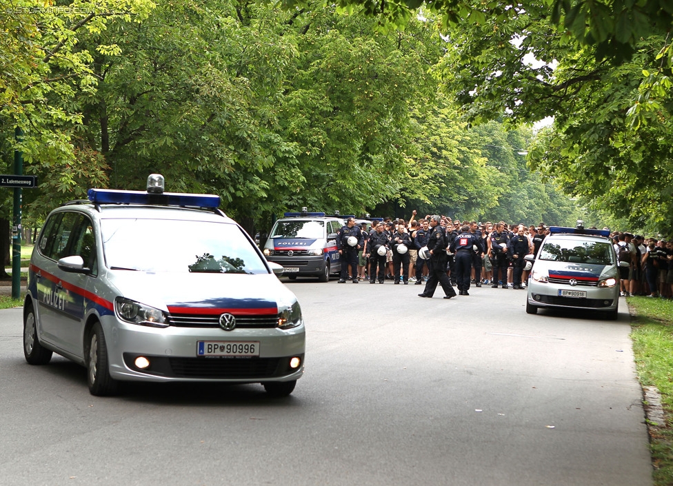 Rapid - Sturm Graz
Oesterreichische Fussball Bundesliga, 4. Runde, SK Rapid Wien - SK Sturm Graz, Ernst-Happel-Stadion Wien, 09.08.2014. 

Foto zeigt Fans von Sturm beim Corteo und Polizei
