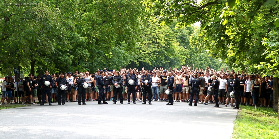 Rapid - Sturm Graz
Oesterreichische Fussball Bundesliga, 4. Runde, SK Rapid Wien - SK Sturm Graz, Ernst-Happel-Stadion Wien, 09.08.2014. 

Foto zeigt Fans von Sturm beim Corteo und Polizei
