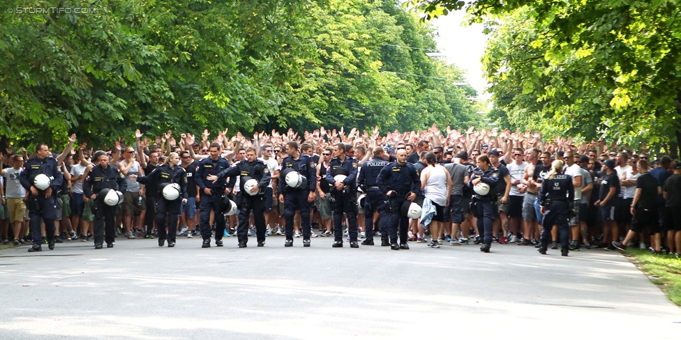 Rapid - Sturm Graz
Oesterreichische Fussball Bundesliga, 4. Runde, SK Rapid Wien - SK Sturm Graz, Ernst-Happel-Stadion Wien, 09.08.2014. 

Foto zeigt Fans von Sturm beim Corteo und Polizei
