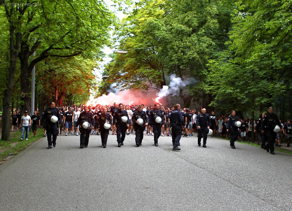 Rapid - Sturm Graz
Oesterreichische Fussball Bundesliga, 4. Runde, SK Rapid Wien - SK Sturm Graz, Ernst-Happel-Stadion Wien, 09.08.2014. 

Foto zeigt Fans von Sturm beim Corteo und Polizei
