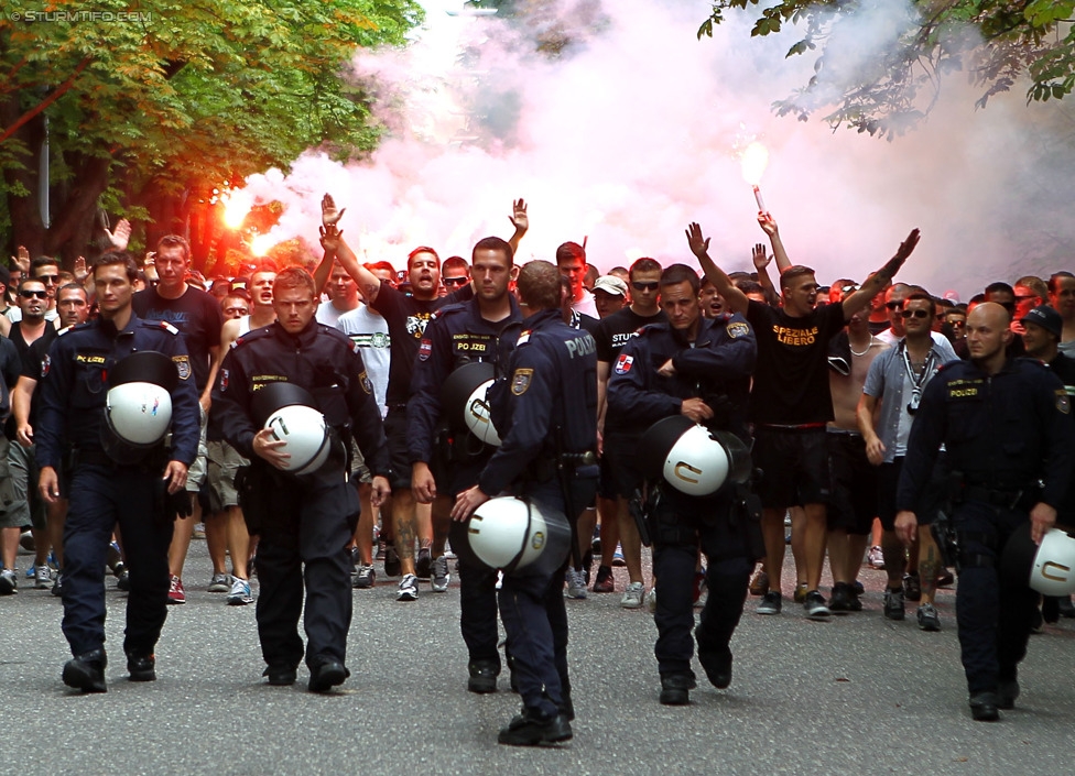 Rapid - Sturm Graz
Oesterreichische Fussball Bundesliga, 4. Runde, SK Rapid Wien - SK Sturm Graz, Ernst-Happel-Stadion Wien, 09.08.2014. 

Foto zeigt Fans von Sturm beim Corteo und Polizei
