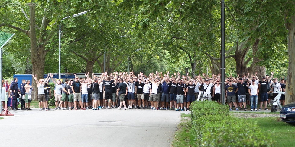 Rapid - Sturm Graz
Oesterreichische Fussball Bundesliga, 4. Runde, SK Rapid Wien - SK Sturm Graz, Ernst-Happel-Stadion Wien, 09.08.2014. 

Foto zeigt Fans von Sturm beim Corteo und Polizei
