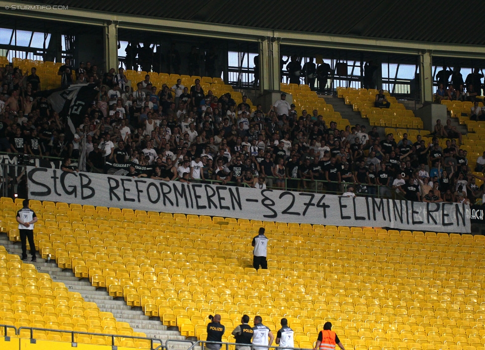 Rapid - Sturm Graz
Oesterreichische Fussball Bundesliga, 4. Runde, SK Rapid Wien - SK Sturm Graz, Ernst-Happel-Stadion Wien, 09.08.2014. 

Foto zeigt Fans von Sturm mit einem Spruchband 
