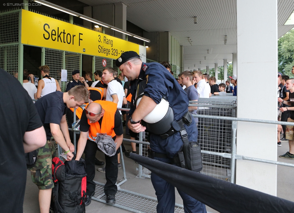 Rapid - Sturm Graz
Oesterreichische Fussball Bundesliga, 4. Runde, SK Rapid Wien - SK Sturm Graz, Ernst-Happel-Stadion Wien, 09.08.2014. 

Foto zeigt Fans von Sturm beim Eingang
