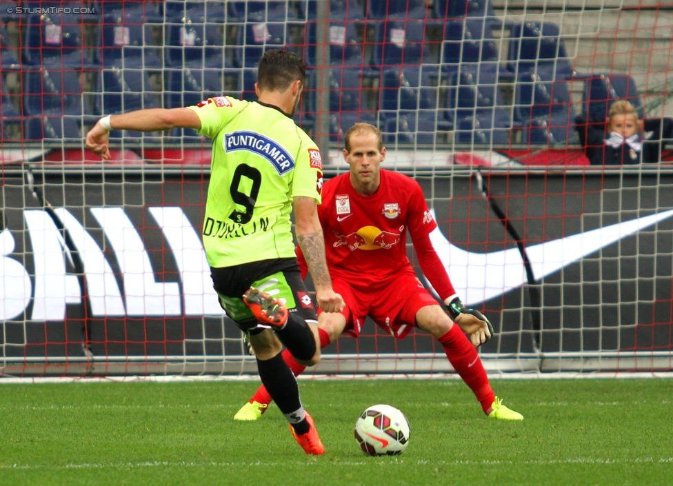 RB Salzburg - Sturm Graz
Oesterreichische Fussball Bundesliga, 7. Runde, FC RB Salzburg - SK Sturm Graz, Stadion Wals-Siezenheim, 30.08.2014. 

Foto zeigt Marco Djuricin (Sturm) und Peter Gulacsi (Salzburg)
