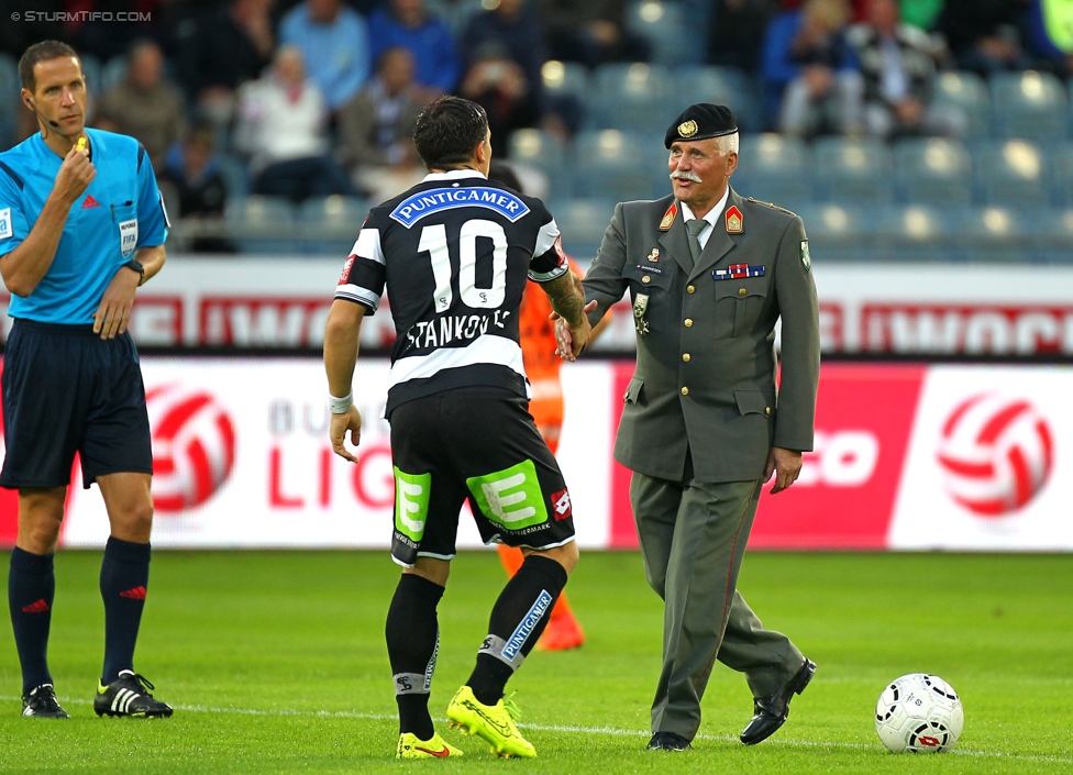 Sturm Graz - Admira Wacker
Oesterreichische Fussball Bundesliga, 8. Runde, SK Sturm Graz - FC Admira Wacker Moedling, Stadion Liebenau Graz, 13.09.2014. 

Foto zeigt Marko Stankovic (Sturm) und Franz Gamweger (Bundesheer) beim Ehrenanstoss
