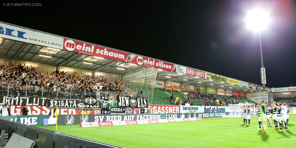 Ried - Sturm Graz
Oesterreichische Fussball Bundesliga, 9. Runde, SV Ried - SK Sturm Graz, Arena Ried, 20.09.2014. 

Foto zeigt Fans von Sturm und die Mannschaft von Sturm
