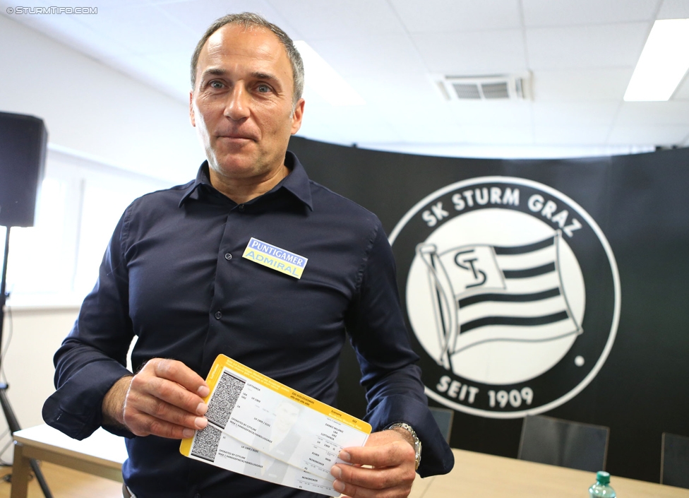 Pressekonferenz Sturm
Oesterreichische Fussball Bundesliga, SK Sturm Graz Pressekonferenz, Trainingszentrum Messendorf, 21.09.2014.

Foto zeigt Darko Milanic (Cheftrainer Sturm) mit Flugtickets
