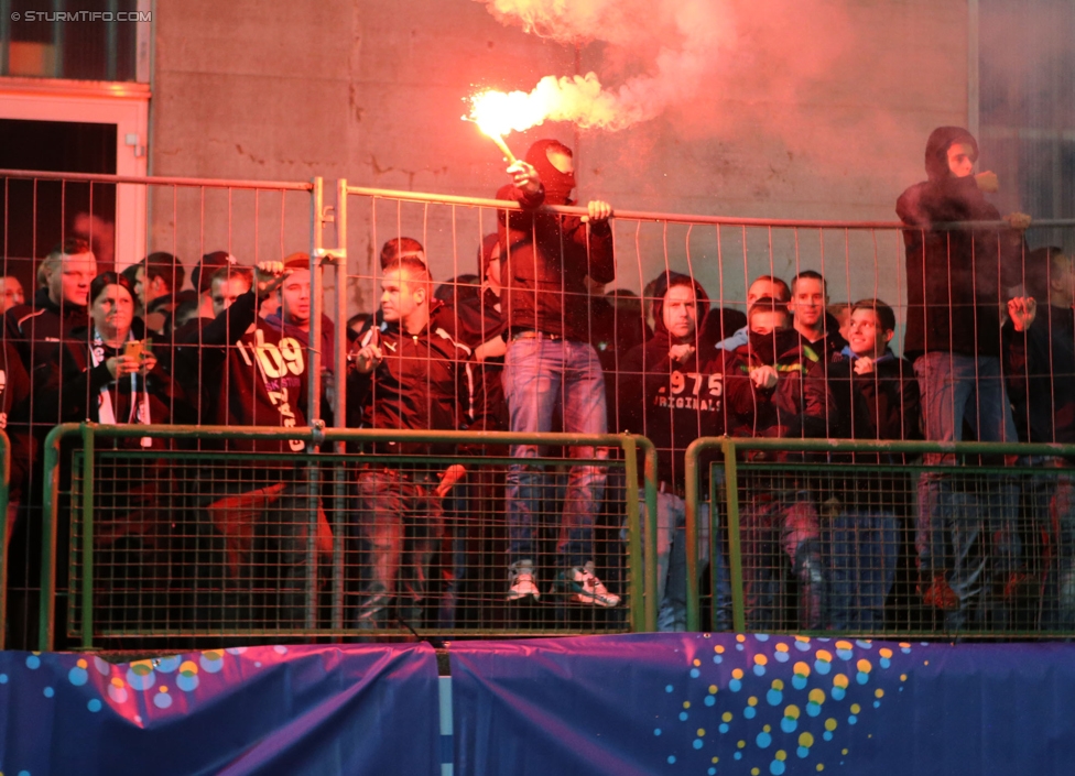 Austria Salzburg - Sturm Graz
OEFB Cup, 2. Runde, SV Austria Salzburg - SK Sturm Graz, Stadion Voecklabruck, 23.09.2014. 

Foto zeigt Fans von Sturm
Schlüsselwörter: pyrotechnik