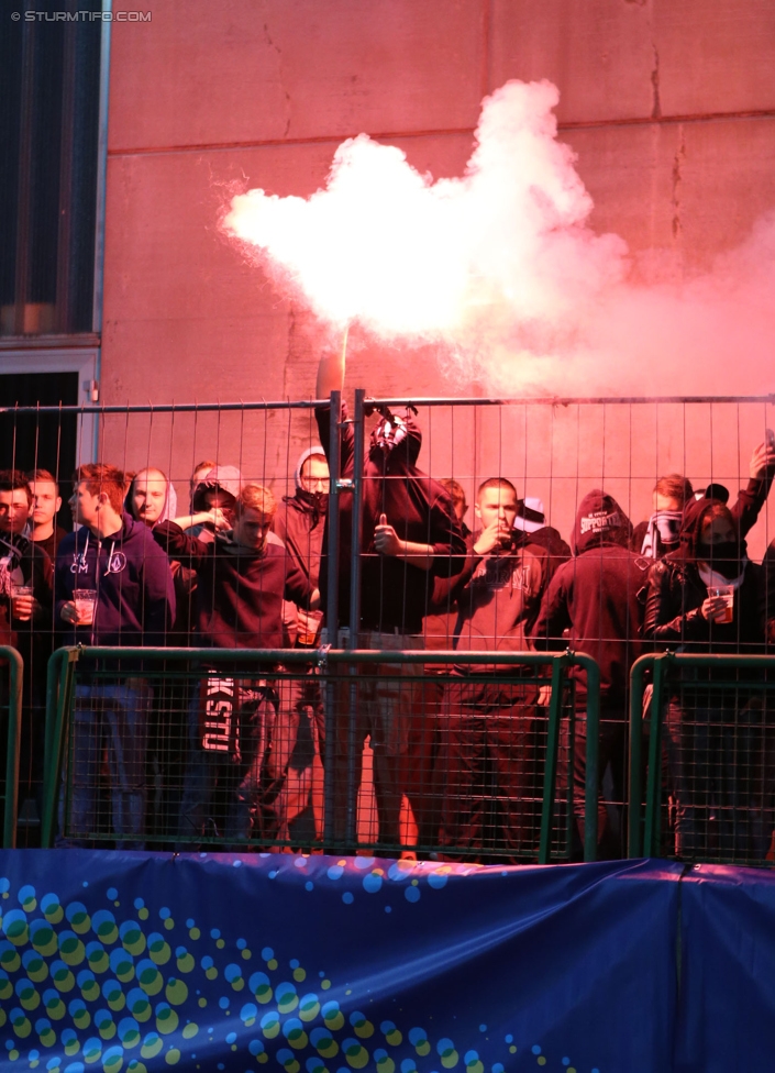 Austria Salzburg - Sturm Graz
OEFB Cup, 2. Runde, SV Austria Salzburg - SK Sturm Graz, Stadion Voecklabruck, 23.09.2014. 

Foto zeigt Fans von Sturm
Schlüsselwörter: pyrotechnik