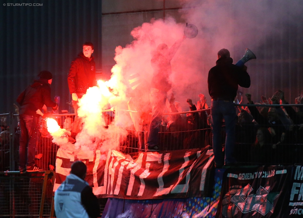 Austria Salzburg - Sturm Graz
OEFB Cup, 2. Runde, SV Austria Salzburg - SK Sturm Graz, Stadion Voecklabruck, 23.09.2014. 

Foto zeigt Fans von Sturm
Schlüsselwörter: pyrotechnik