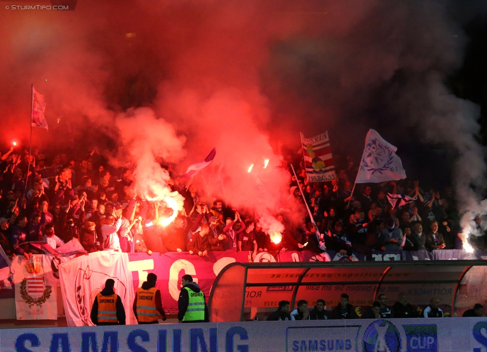 Austria Salzburg - Sturm Graz
OEFB Cup, 2. Runde, SV Austria Salzburg - SK Sturm Graz, Stadion Voecklabruck, 23.09.2014. 

Foto zeigt Fans von A. Salzburg
Schlüsselwörter: pyrotechnik