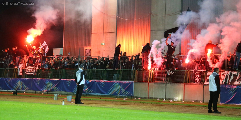 Austria Salzburg - Sturm Graz
OEFB Cup, 2. Runde, SV Austria Salzburg - SK Sturm Graz, Stadion Voecklabruck, 23.09.2014. 

Foto zeigt Fans von Sturm
Schlüsselwörter: pyrotechnik