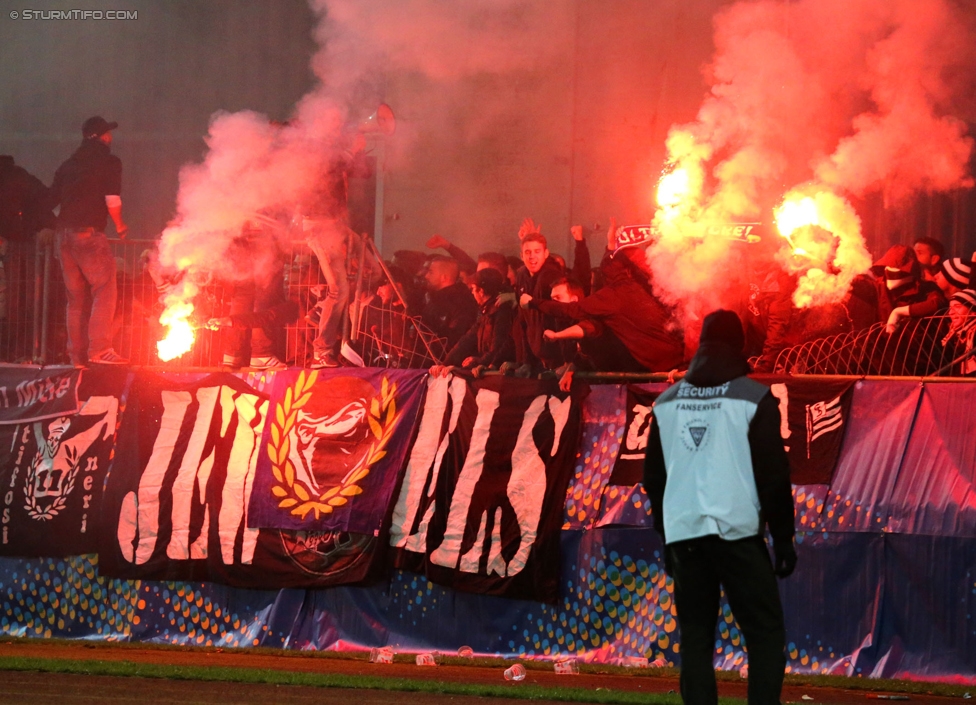 Austria Salzburg - Sturm Graz
OEFB Cup, 2. Runde, SV Austria Salzburg - SK Sturm Graz, Stadion Voecklabruck, 23.09.2014. 

Foto zeigt Fans von Sturm
Schlüsselwörter: pyrotechnik