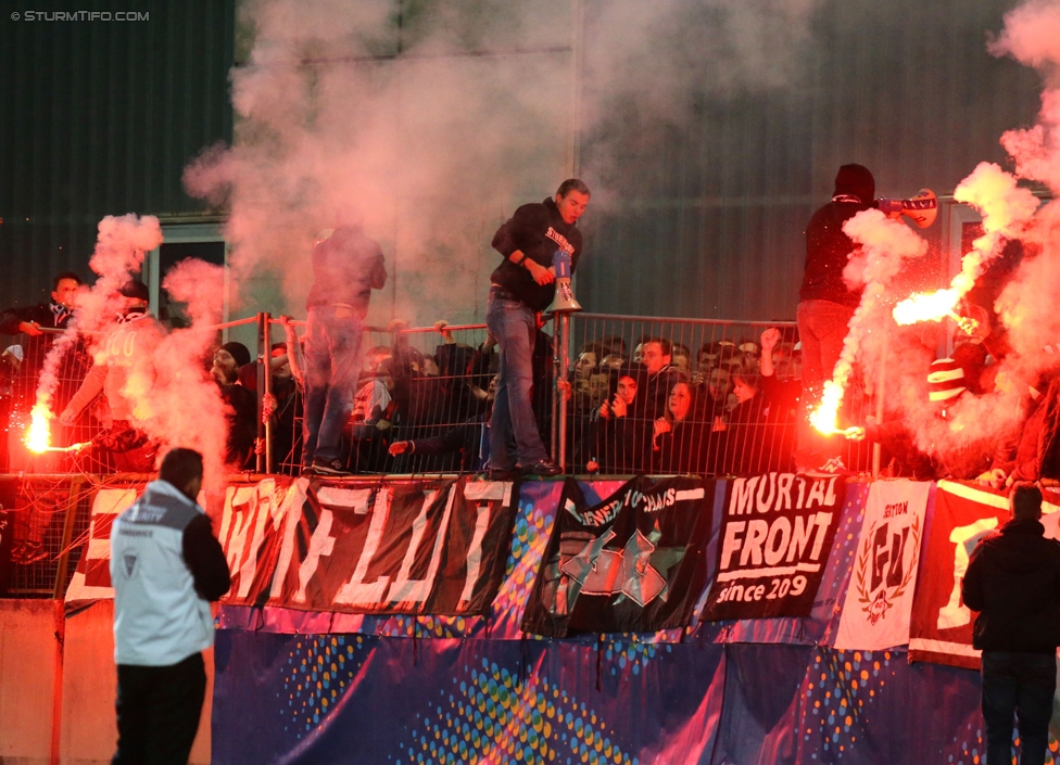 Austria Salzburg - Sturm Graz
OEFB Cup, 2. Runde, SV Austria Salzburg - SK Sturm Graz, Stadion Voecklabruck, 23.09.2014. 

Foto zeigt Fans von Sturm
Schlüsselwörter: pyrotechnik