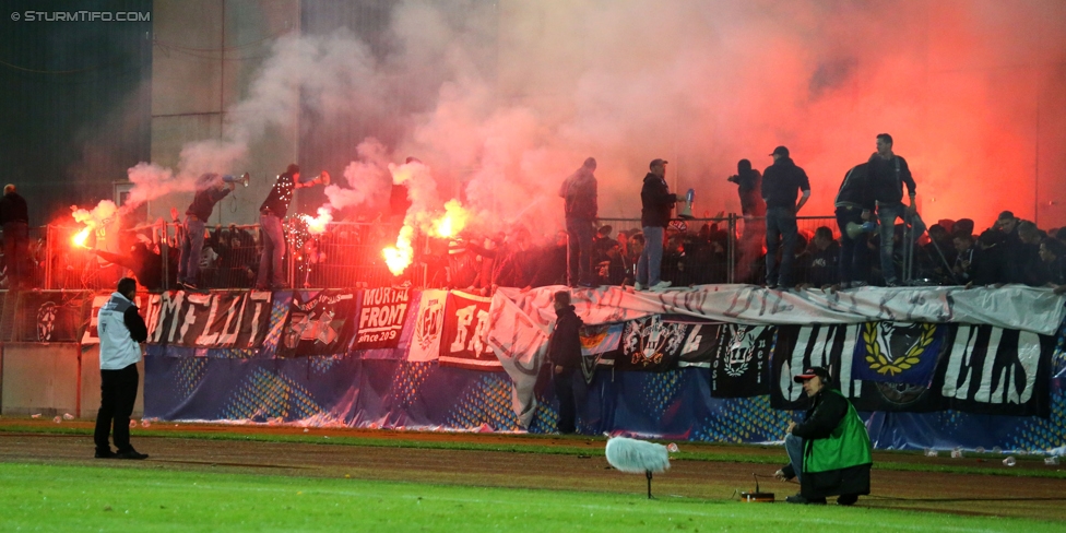 Austria Salzburg - Sturm Graz
OEFB Cup, 2. Runde, SV Austria Salzburg - SK Sturm Graz, Stadion Voecklabruck, 23.09.2014. 

Foto zeigt Fans von Sturm
Schlüsselwörter: pyrotechnik