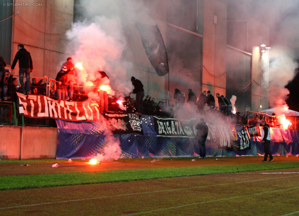 Austria Salzburg - Sturm Graz
OEFB Cup, 2. Runde, SV Austria Salzburg - SK Sturm Graz, Stadion Voecklabruck, 23.09.2014. 

Foto zeigt Fans von Sturm
Schlüsselwörter: pyrotechnik