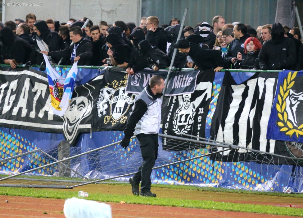 Austria Salzburg - Sturm Graz
OEFB Cup, 2. Runde, SV Austria Salzburg - SK Sturm Graz, Stadion Voecklabruck, 23.09.2014. 

Foto zeigt Fans von Sturm und Security mit einem Bauzaun
