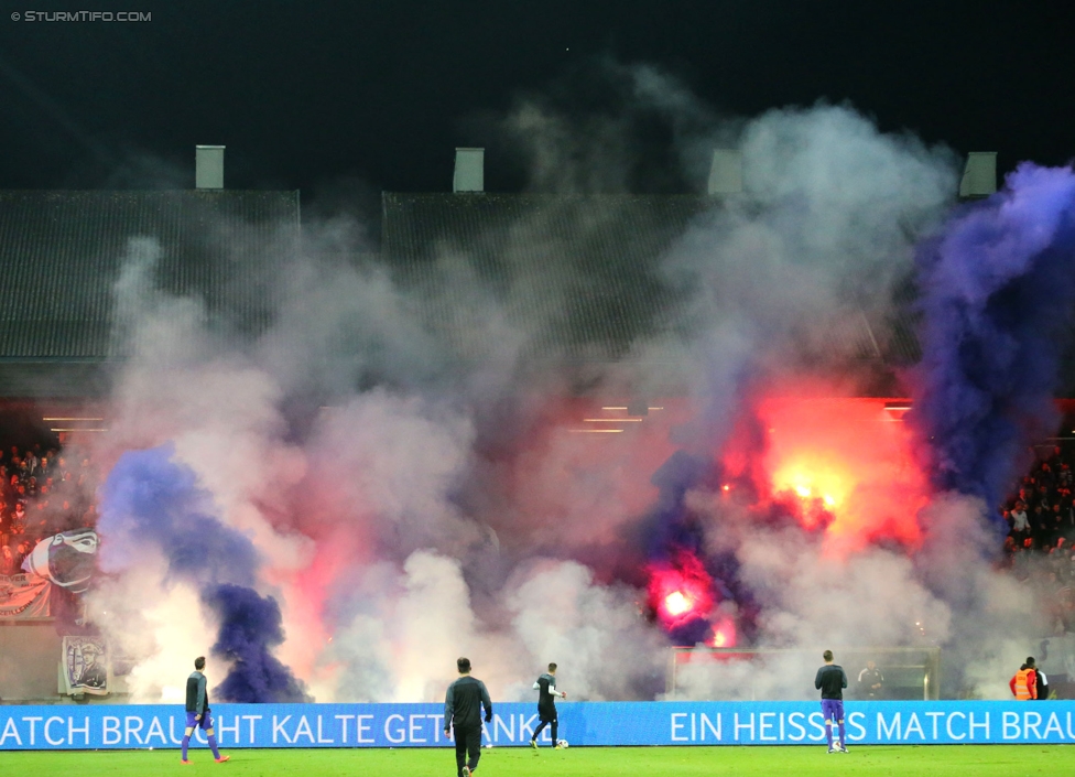 Austria Salzburg - Sturm Graz
OEFB Cup, 2. Runde, SV Austria Salzburg - SK Sturm Graz, Stadion Voecklabruck, 23.09.2014. 

Foto zeigt Fans von A. Salzburg
Schlüsselwörter: pyrotechnik