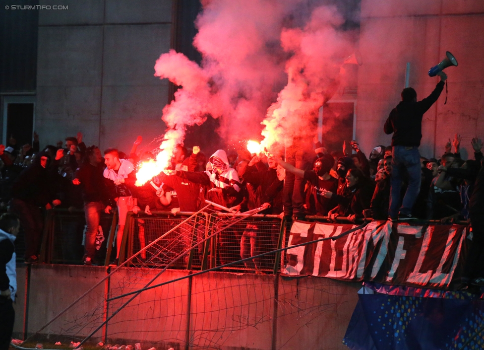 Austria Salzburg - Sturm Graz
OEFB Cup, 2. Runde, SV Austria Salzburg - SK Sturm Graz, Stadion Voecklabruck, 23.09.2014. 

Foto zeigt Fans von Sturm
Schlüsselwörter: pyrotechnik