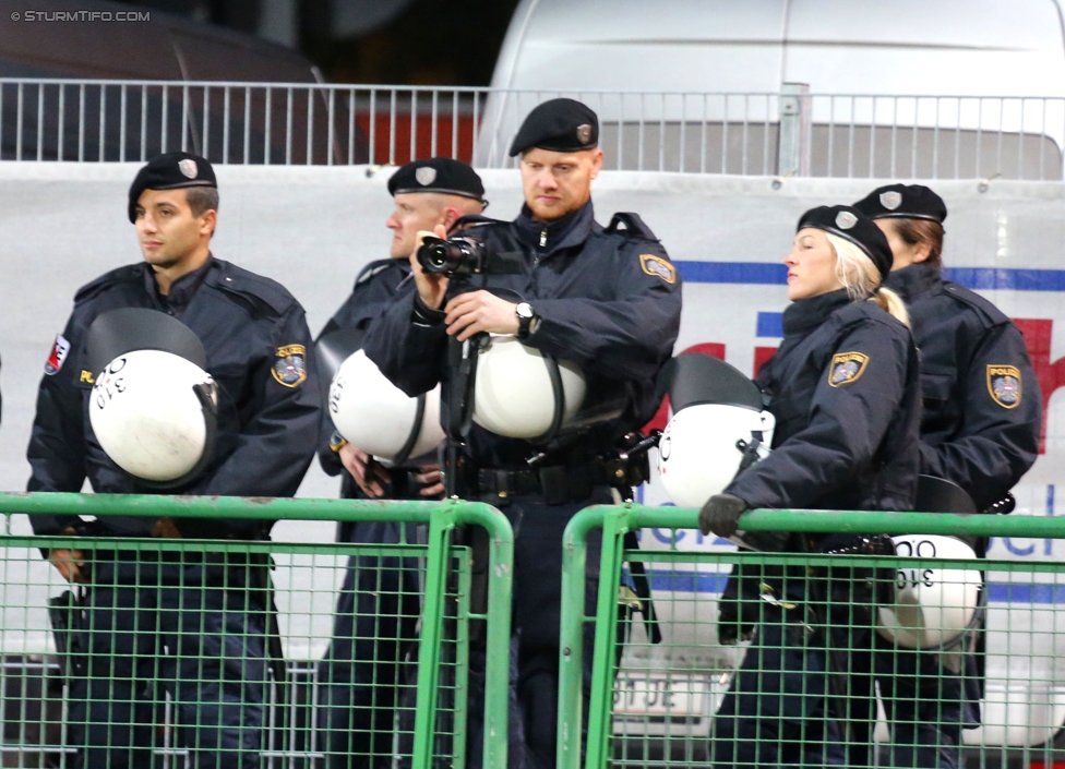 Austria Salzburg - Sturm Graz
OEFB Cup, 2. Runde, SV Austria Salzburg - SK Sturm Graz, Stadion Voecklabruck, 23.09.2014. 

Foto zeigt Polizei
