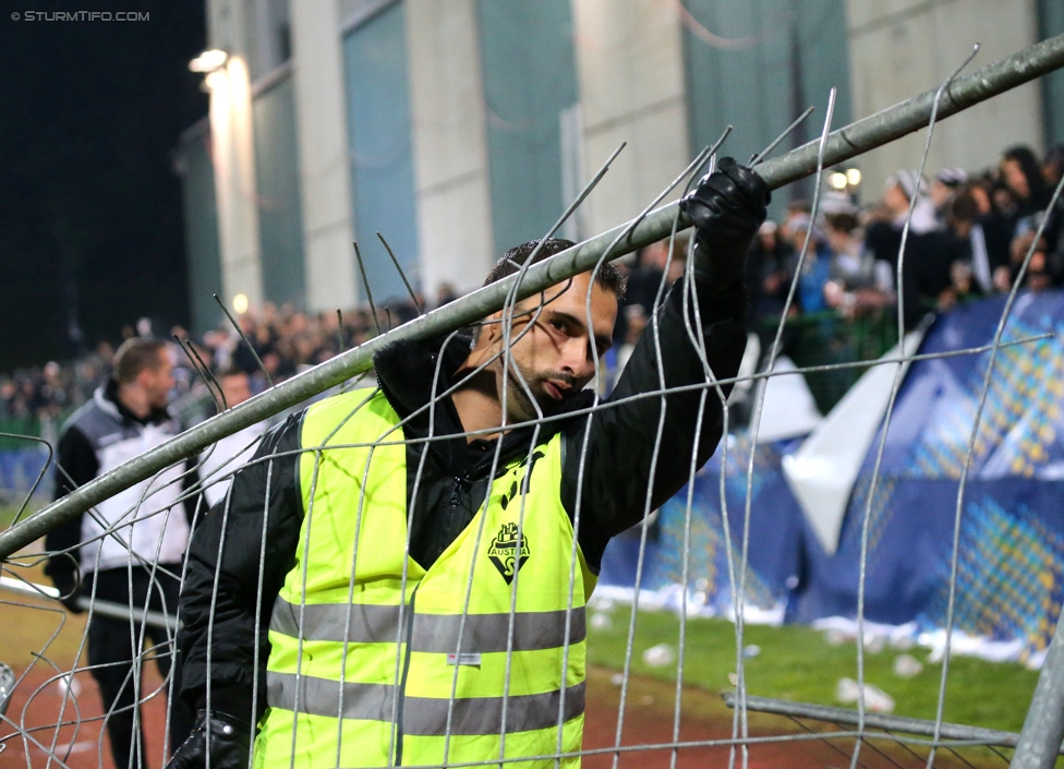 Austria Salzburg - Sturm Graz
OEFB Cup, 2. Runde, SV Austria Salzburg - SK Sturm Graz, Stadion Voecklabruck, 23.09.2014. 

Foto zeigt einen Ordner mit einem Bauzaun
