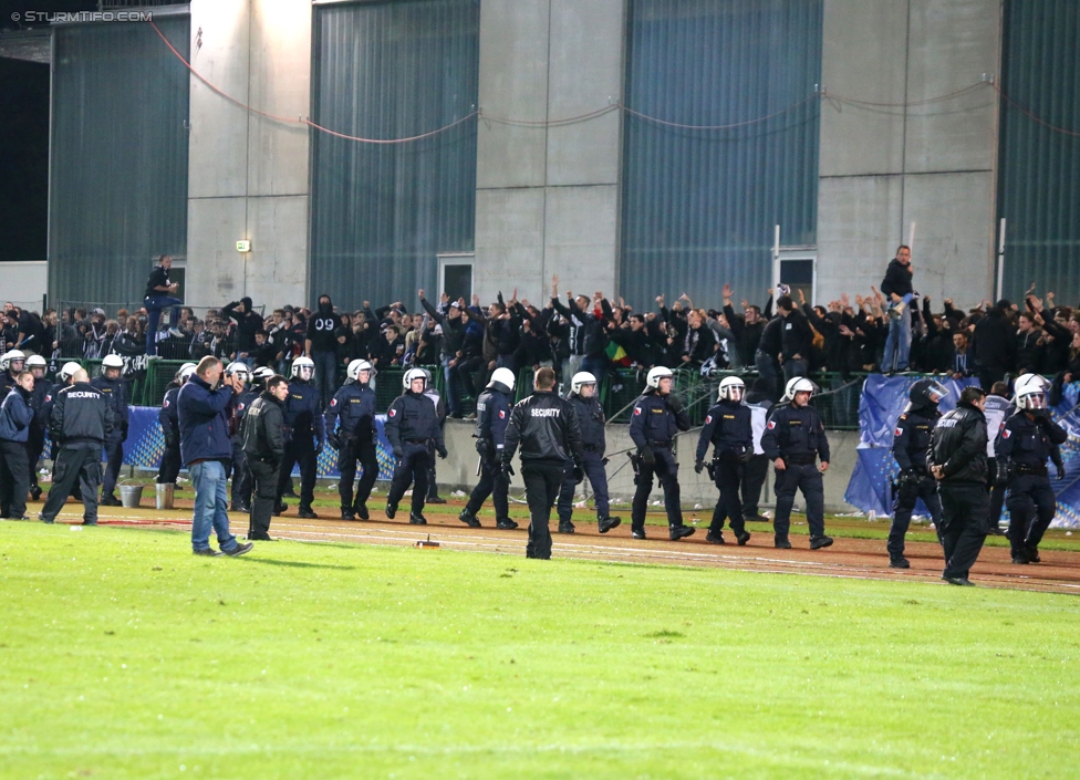 Austria Salzburg - Sturm Graz
OEFB Cup, 2. Runde, SV Austria Salzburg - SK Sturm Graz, Stadion Voecklabruck, 23.09.2014. 

Foto zeigt Polizei und Fans von Sturm
