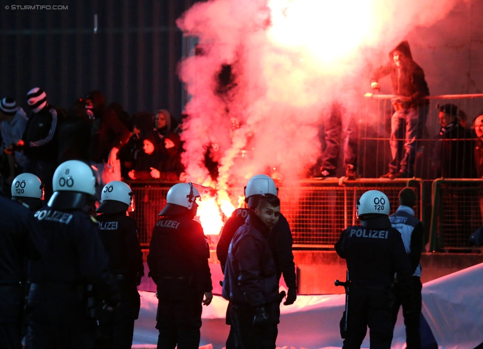 Austria Salzburg - Sturm Graz
OEFB Cup, 2. Runde, SV Austria Salzburg - SK Sturm Graz, Stadion Voecklabruck, 23.09.2014. 

Foto zeigt Polizei und Fans von Sturm
