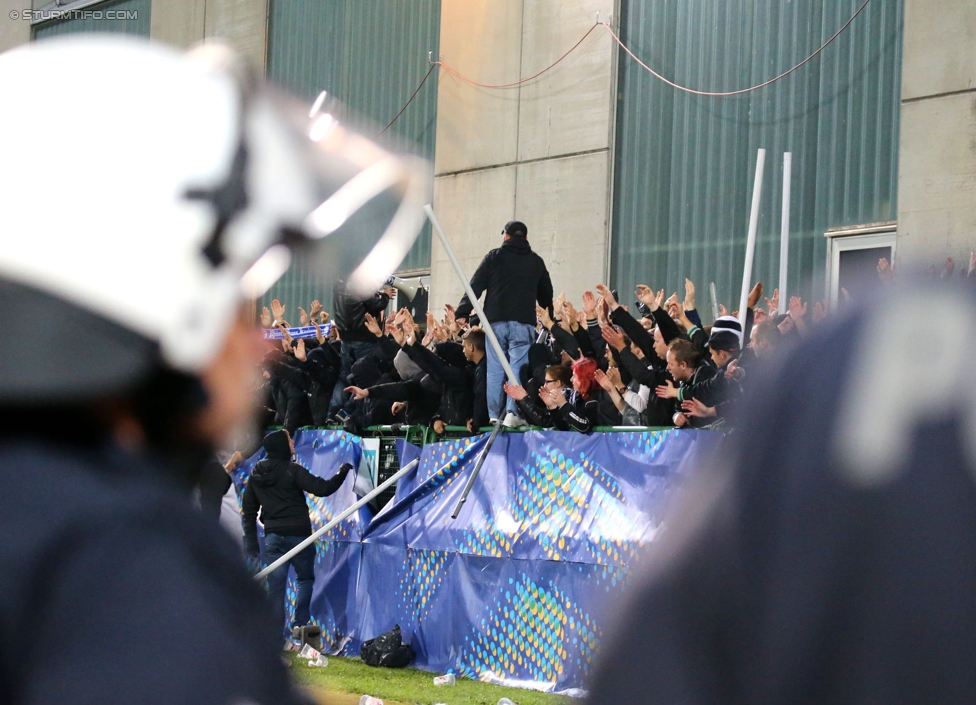 Austria Salzburg - Sturm Graz
OEFB Cup, 2. Runde, SV Austria Salzburg - SK Sturm Graz, Stadion Voecklabruck, 23.09.2014. 

Foto zeigt Polizei und Fans von Sturm
