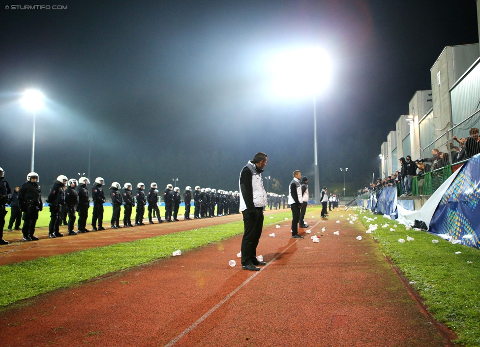 Austria Salzburg - Sturm Graz
OEFB Cup, 2. Runde, SV Austria Salzburg - SK Sturm Graz, Stadion Voecklabruck, 23.09.2014. 

Foto zeigt Polizei, Security und Fans von Sturm
