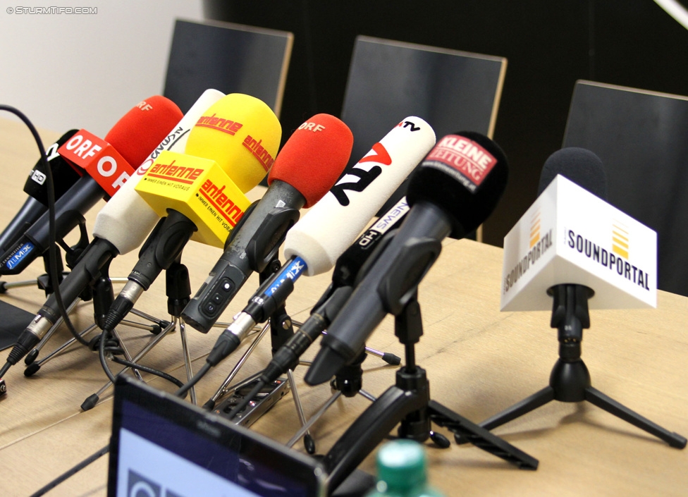 Pressekonferenz Sturm
Oesterreichische Fussball Bundesliga, SK Sturm Graz Pressekonferenz, Trainingszentrum Messendorf, 30.09.2014.

Foto zeigt Mikrofone

