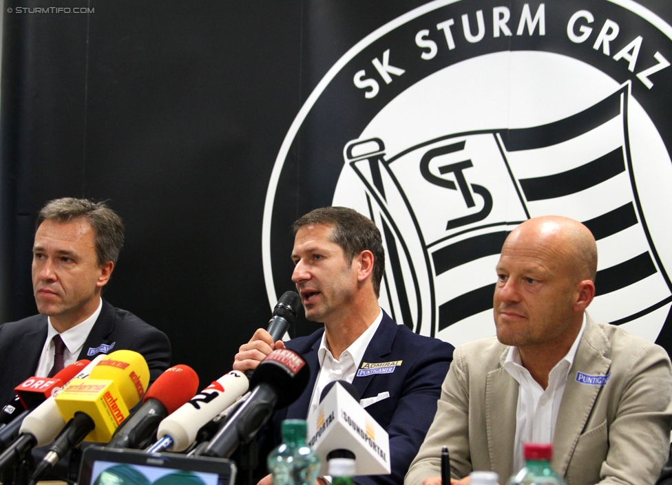 Pressekonferenz Sturm
Oesterreichische Fussball Bundesliga, SK Sturm Graz Pressekonferenz, Trainingszentrum Messendorf, 30.09.2014.

Foto zeigt Christian Jauk (Praesident Sturm), Franco Foda (Cheftrainer Sturm) und Gerhard Goldbrich (General Manager Sturm)
