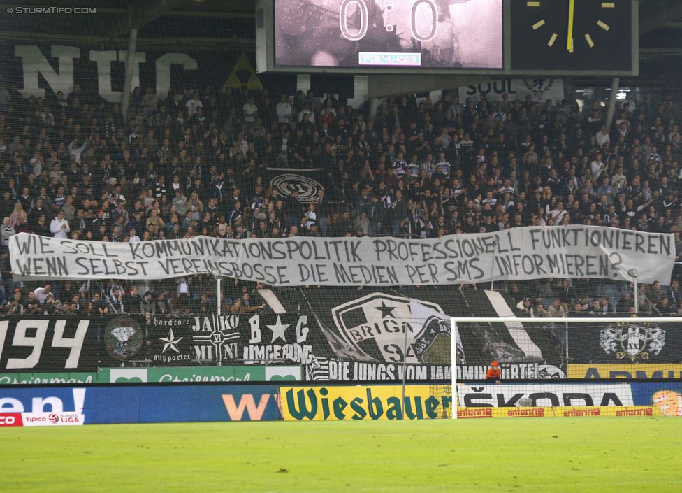 Sturm Graz - Groedig
Oesterreichische Fussball Bundesliga, 11. Runde, SK Sturm Graz - SV Groedig, Stadion Liebenau Graz, 04.10.2014. 

Foto zeigt Fans von Sturm mit einem Spruchband
Schlüsselwörter: protest