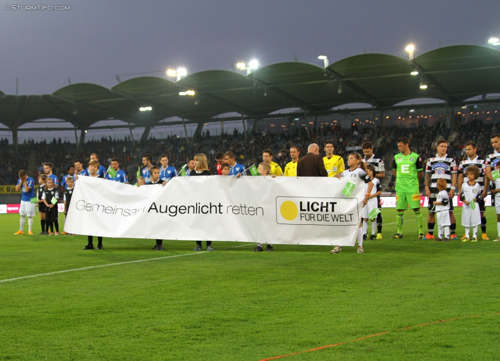 Sturm Graz - Groedig
Oesterreichische Fussball Bundesliga, 11. Runde, SK Sturm Graz - SV Groedig, Stadion Liebenau Graz, 04.10.2014. 

Foto zeigt die Mannschaft von Groedig und ein Transparent der Aktion Licht fuer die Welt
