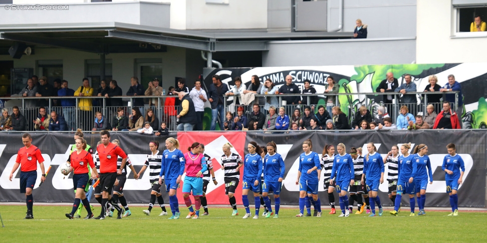 Sturm Damen - LUV
OEFB Frauenliga, 6. Runde,  SK Sturm Graz Damen - LUV Graz, Trainingszentrum Messendorf, 04.10.2014. 

Foto zeigt das Schiedsrichterteam, die Mannschaft von LUV und der Sturm Damen
