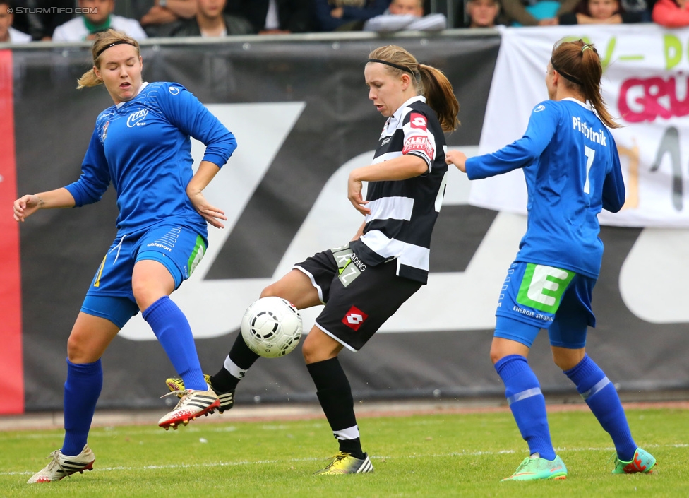 Sturm Damen - LUV
OEFB Frauenliga, 6. Runde,  SK Sturm Graz Damen - LUV Graz, Trainingszentrum Messendorf, 04.10.2014. 

Foto zeigt Anna Tauschmann (LUV), Ramona Kern (Sturm Damen) und Jasmin Christine Pistotnik (LUV)
