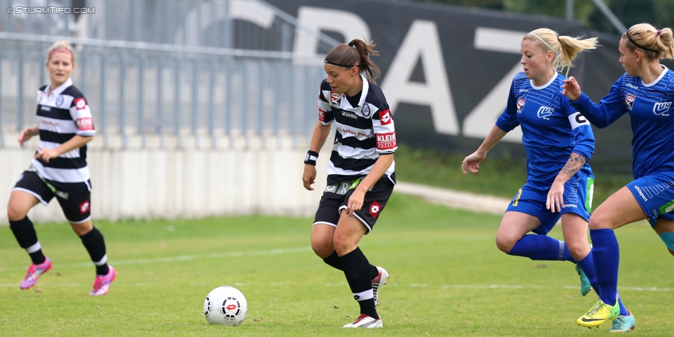 Sturm Damen - LUV
OEFB Frauenliga, 6. Runde,  SK Sturm Graz Damen - LUV Graz, Trainingszentrum Messendorf, 04.10.2014. 

Foto zeigt Urska Zganec (Sturm Damen) und Susanna Hoeller (LUV)
