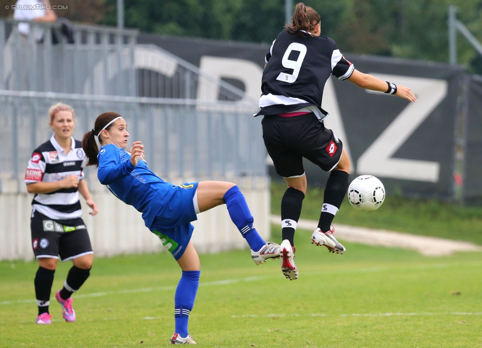 Sturm Damen - LUV
OEFB Frauenliga, 6. Runde,  SK Sturm Graz Damen - LUV Graz, Trainingszentrum Messendorf, 04.10.2014. 

Foto zeigt und Jasmin Christine Pistotnik (LUV) und Urska Zganec (Sturm Damen)
