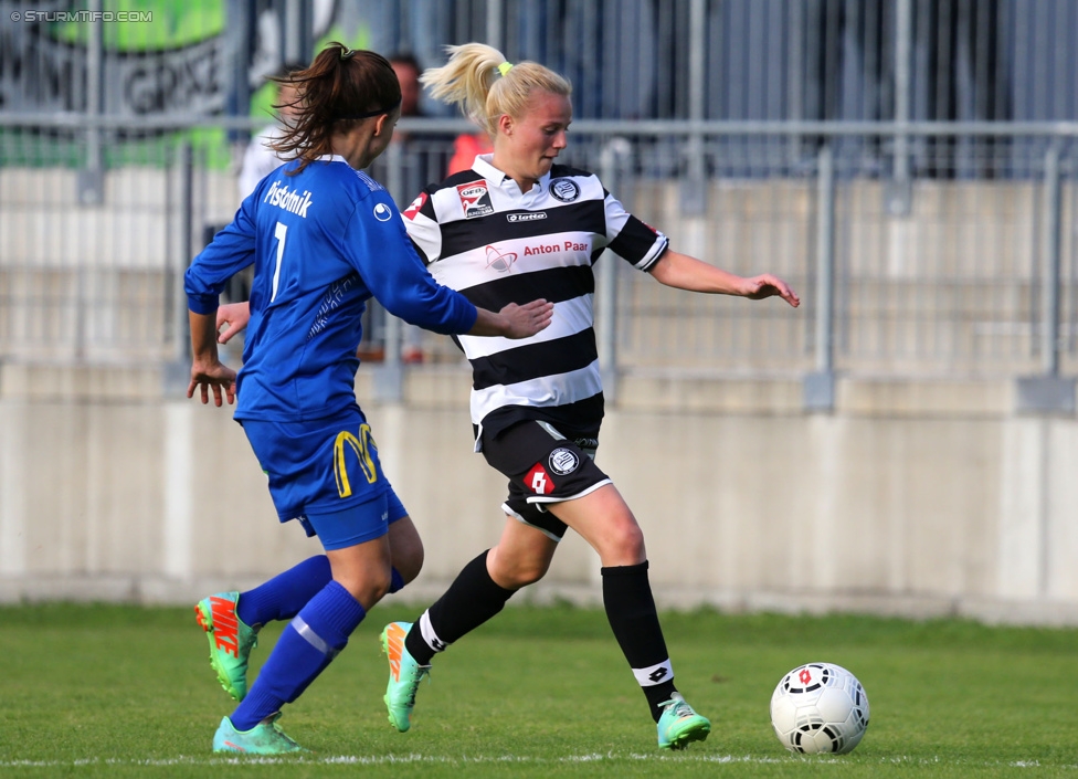 Sturm Damen - LUV
OEFB Frauenliga, 6. Runde,  SK Sturm Graz Damen - LUV Graz, Trainingszentrum Messendorf, 04.10.2014. 

Foto zeigt Jasmin Christine Pistotnik (LUV) und Sanda Jovanovic (Sturm Damen)
