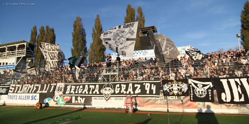 Wiener Neustadt - Sturm Graz
Oesterreichische Fussball Bundesliga, 12. Runde, SC Wiener Neustadt - SK Sturm Graz, Stadion Wiener Neustadt, 19.10.2014. 

Foto zeigt Fans von Sturm
