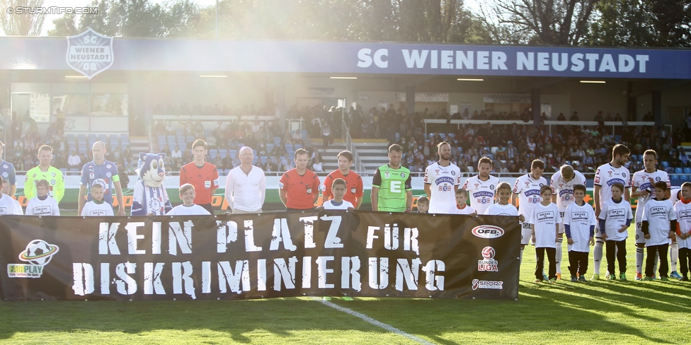 Wiener Neustadt - Sturm Graz
Oesterreichische Fussball Bundesliga, 12. Runde, SC Wiener Neustadt - SK Sturm Graz, Stadion Wiener Neustadt, 19.10.2014. 

Foto zeigt das Schiedsrichterteam, die Mannschaft von Sturm und Einlaufkinder mit einem Transparent gegen Diskriminierung
